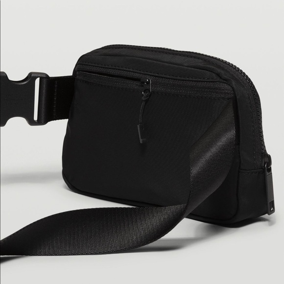 Lululemon Everywhere Belt Bag - Black - NWT🌈 - Picture 4 of 8